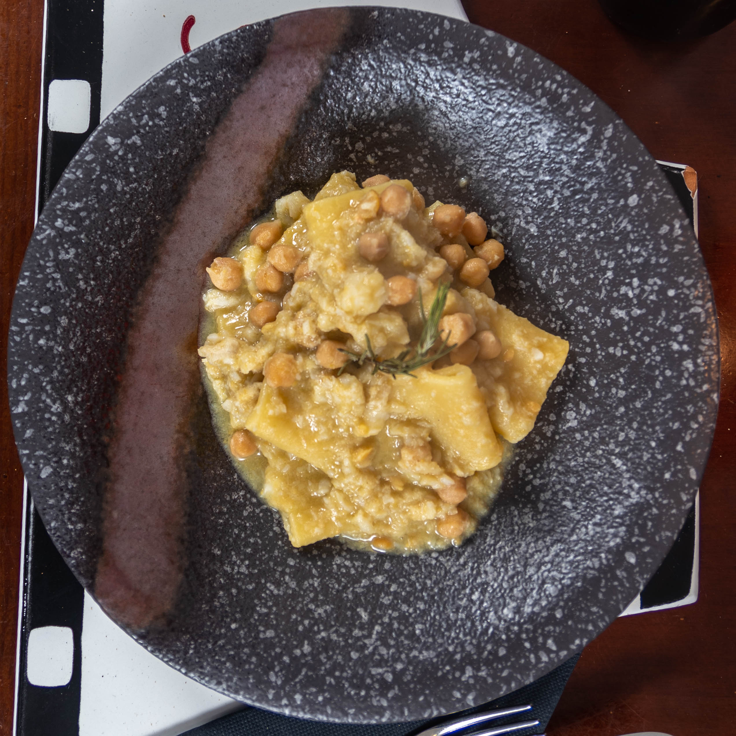 _dsc58811 Paccheri freschi con baccalà, rosmarino, ceci e crema di ceci: la ricetta dello chef Antonio Castellano | Ieri Oggi Domnai